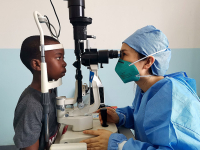 图1-眼科医生在为先天性白内障儿童进行术前检查.jpg