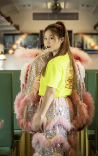 相比于传统红黄黑舞狮服，梁嘉丽更喜欢时髦一些的色彩，譬如身上这件粉色舞狮服。_副本.jpg