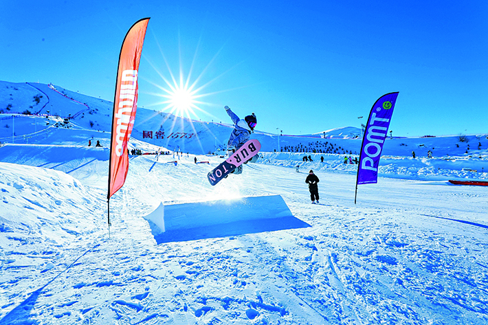 游客在将军山国际滑雪度假区滑雪.jpg
