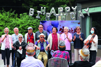 社区老年人齐聚，为寿星举办生日派对.jpg